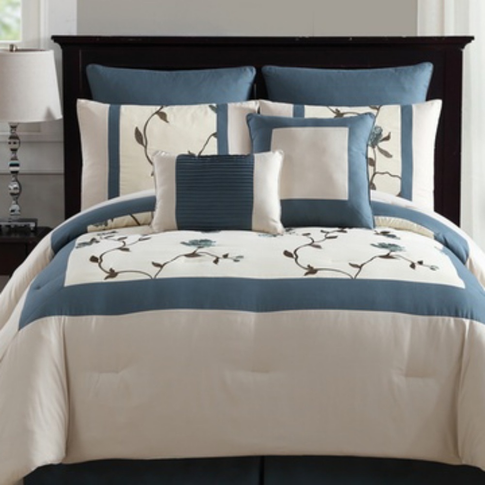 Queen comforter set. 8 piece